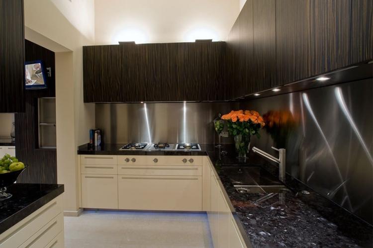 Фартук на кухне из металла