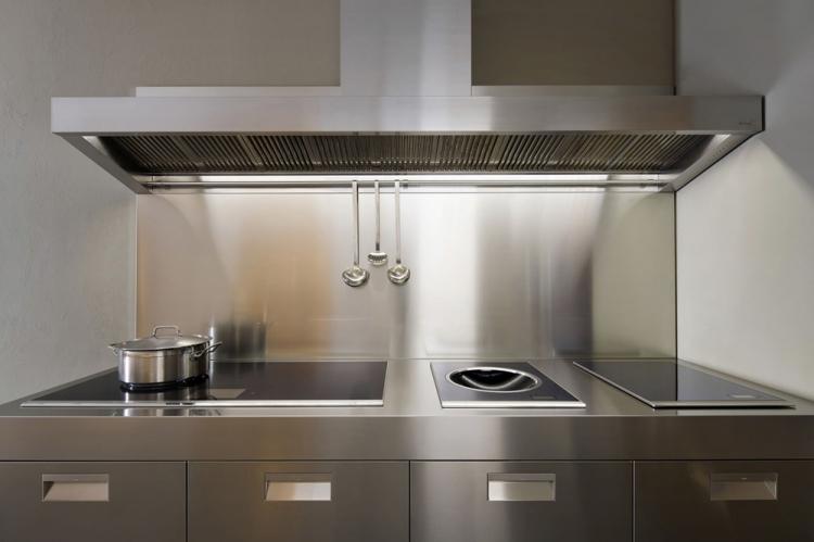 Фартук на кухне из металла