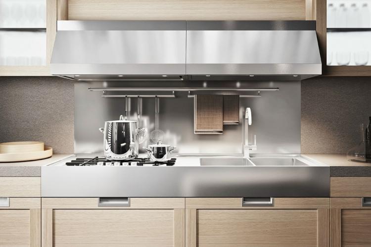 Фартук на кухне из металла