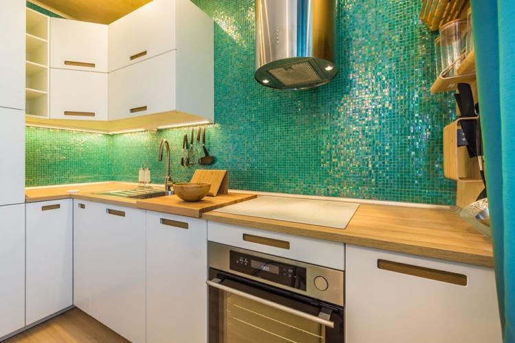 Фартук на кухне из мозаики