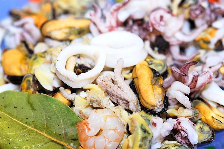 Салат с дарами моря на горячее