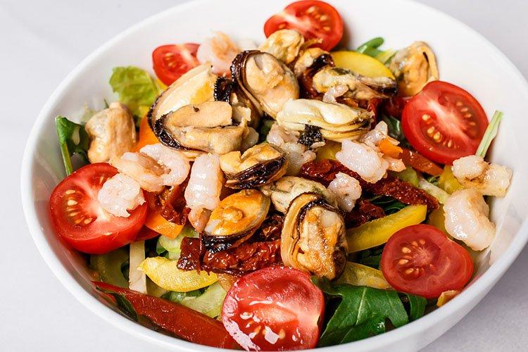 Салат из риса и морепродуктов