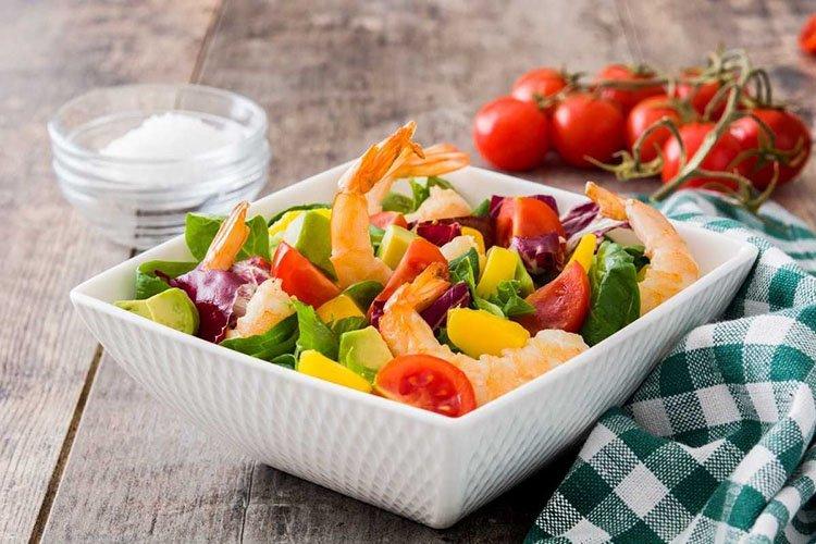 Салат с морепродуктами и зернами граната