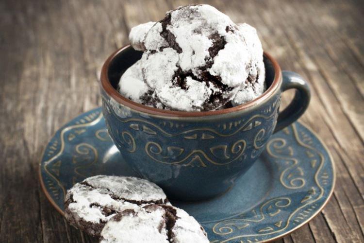 Шоколадное печенье с сушеной вишней