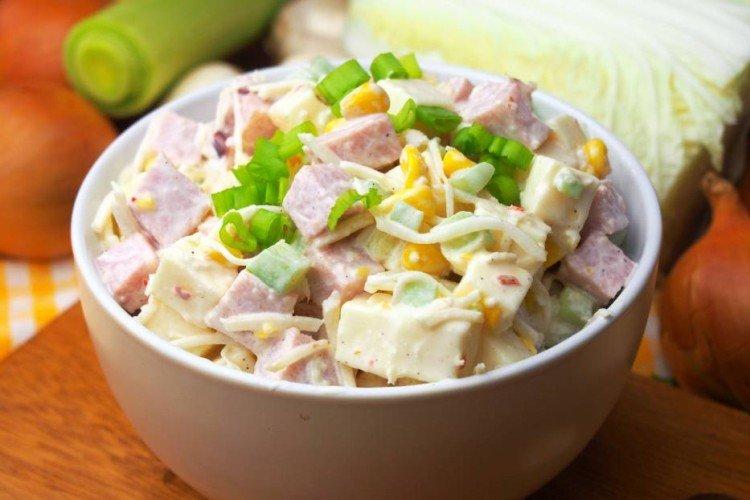 Салат с яйцами, колбасой и сулугуни