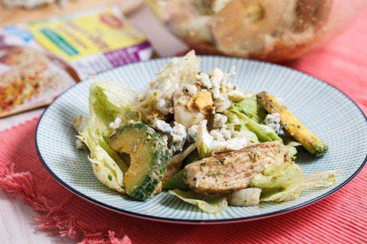 Салат с яйцами и голубым сыром