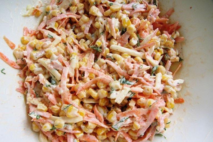 Салат из моркови и кукурузы