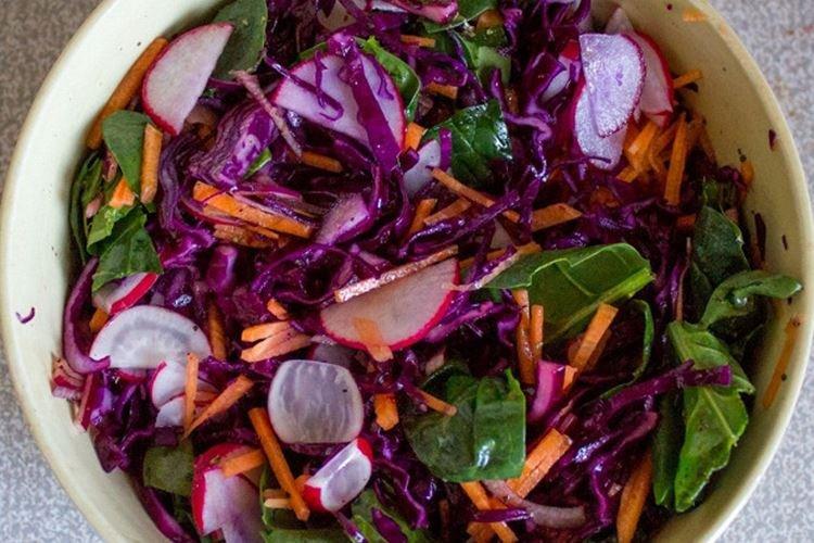 Салат из моркови и красной капусты