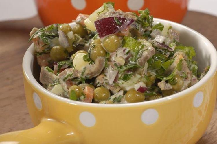 Салат с говяжьим языком, картофелем и морковью