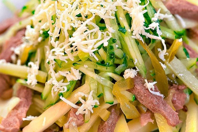 Салат с говяжьим языком, сельдереем и ростками