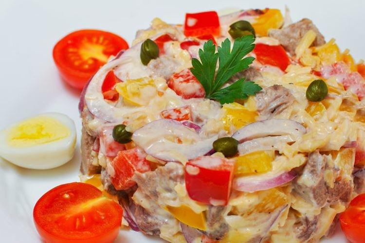 Салат с говяжьим языком и перцем