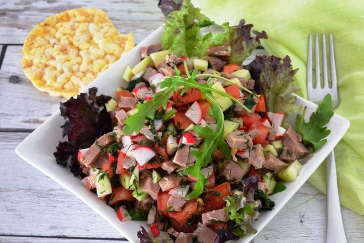 Салат с говяжьим языком и редисом