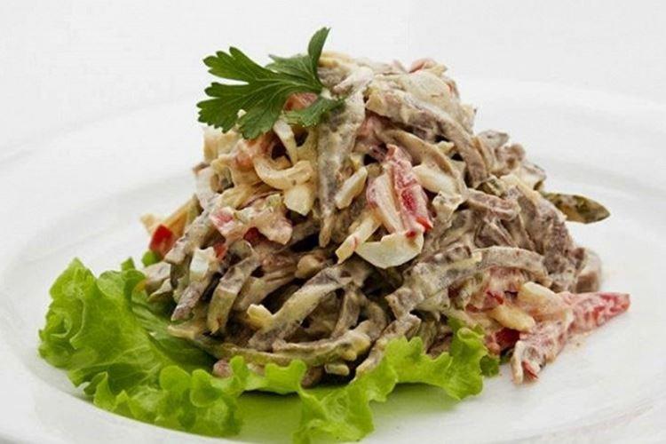 Салат с говяжьим языком и сухариками