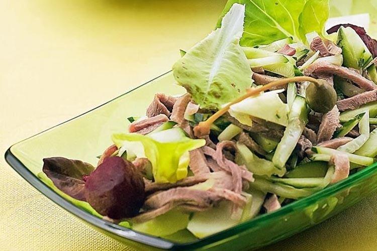 Салат с говяжьим языком и яблоками