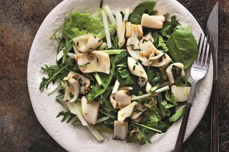 Салат с яблоками, кальмарами и огурцами