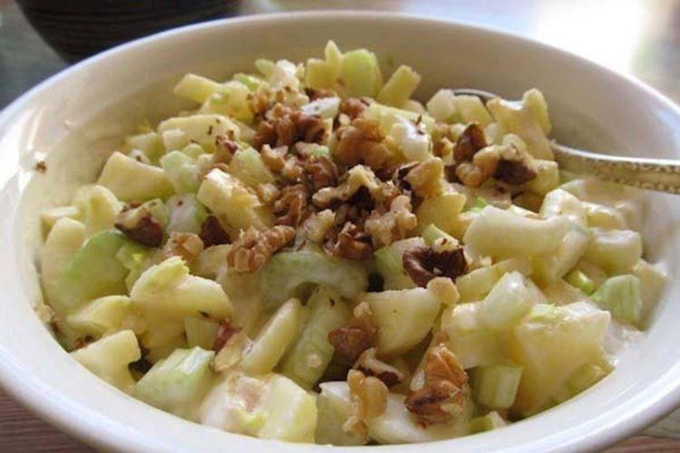 Салат с консервированными ананасами и яблоками