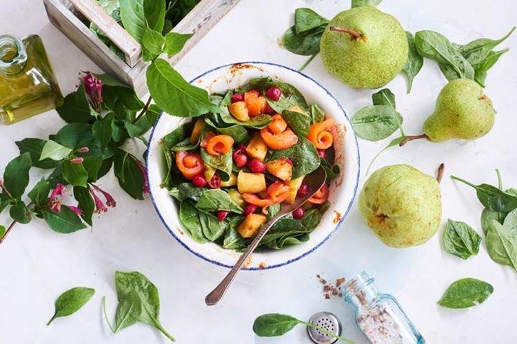 Салат с красной рыбой и яблоками