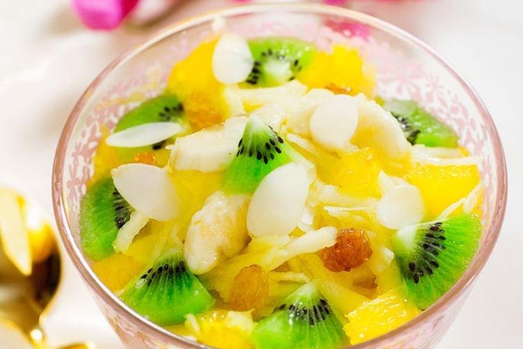 Салат с яблоками и фруктами