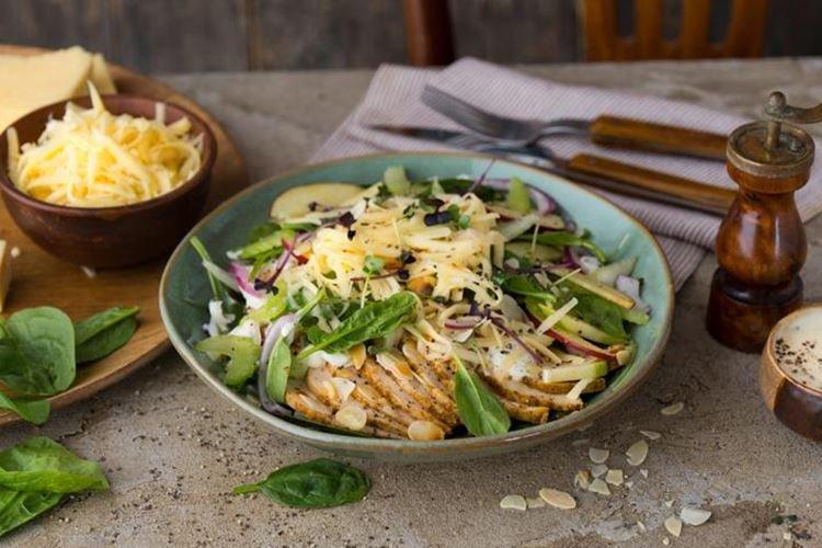 Салат с курицей, яблоками и сельдереем