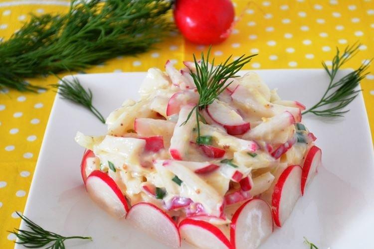 Салат с яблоками и редиской