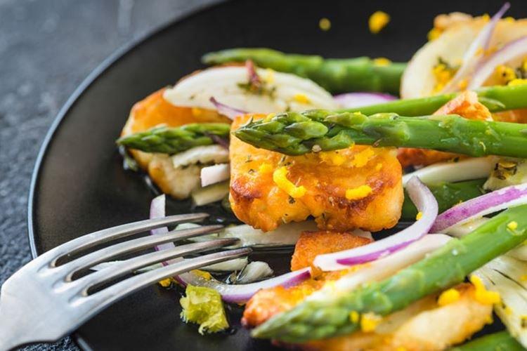 Салат с сыром халуми и спаржей