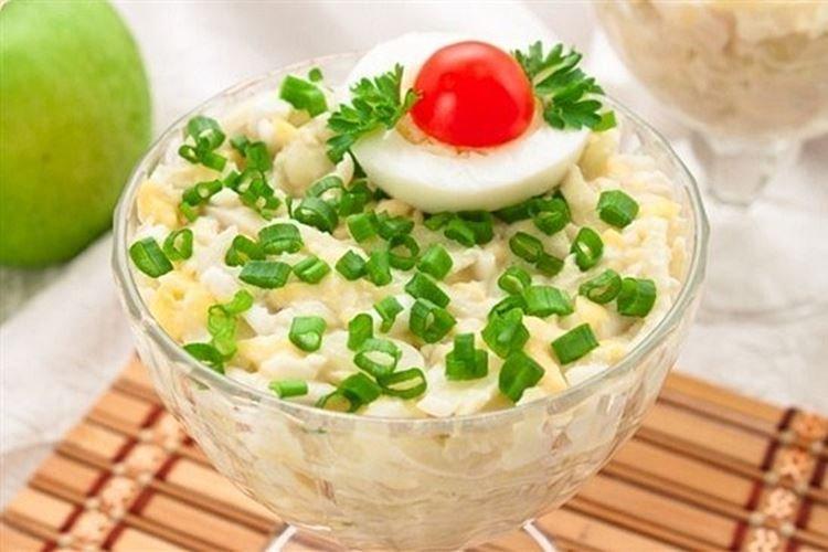 Салат с кальмарами, сыром и яблоками