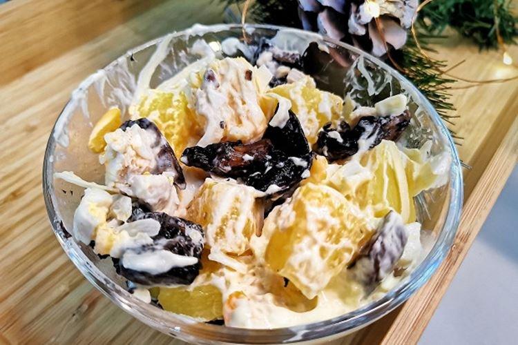 Салат с курицей, ананасом и сыром