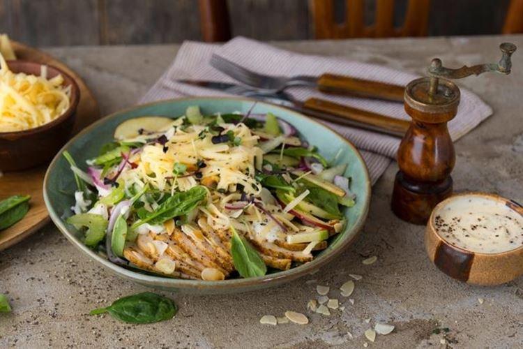 Салат с курицей, сыром и яблоками