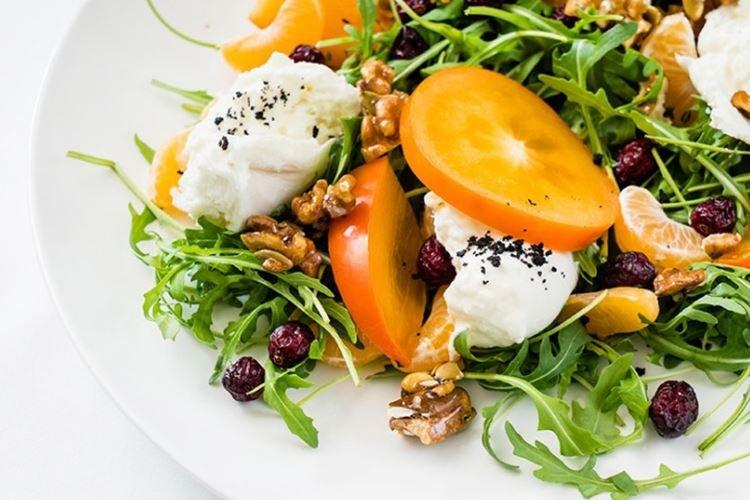 Салат с сыром и хурмой