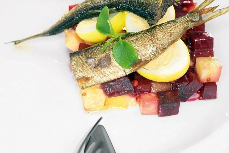 Салат со шпротами и перепелиными яйцами