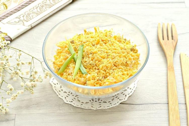 Салат с рыбными консервами и апельсином