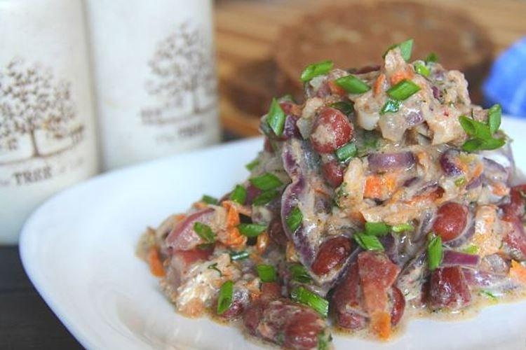 Салат с рыбными консервами и фасолью