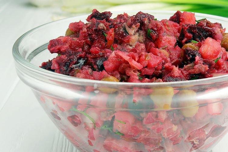 Салат с рыбными консервами и свеклой