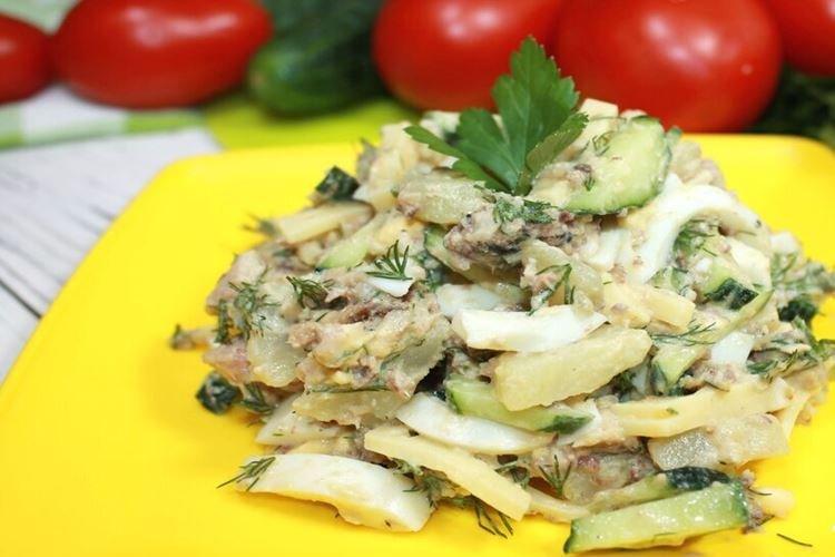 Салат с рыбными консервами и ананасом