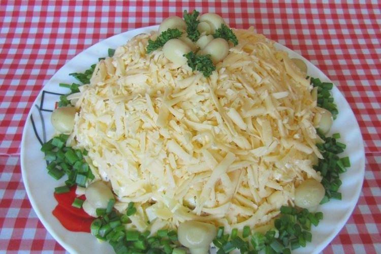 Салат с маринованными грибами и перцем