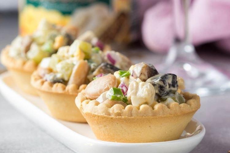 Салат с маринованными грибами в корзинках