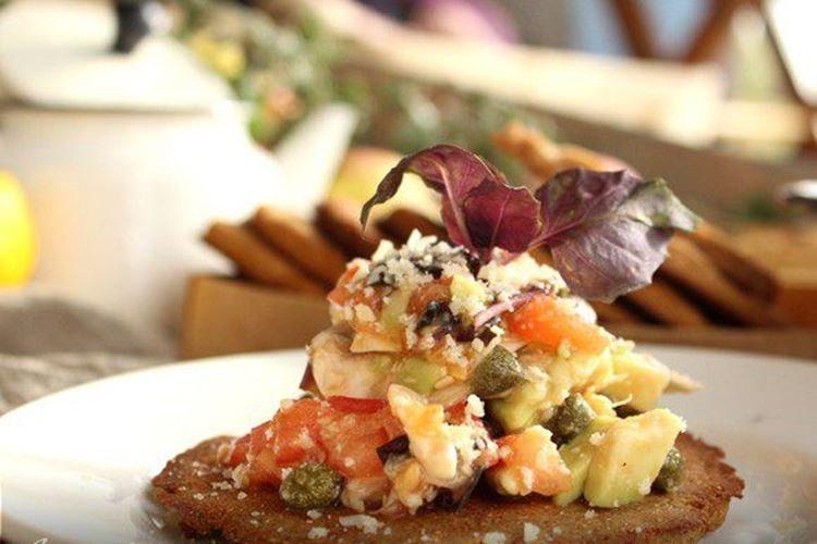 Салат с маринованными грибами и каперсами