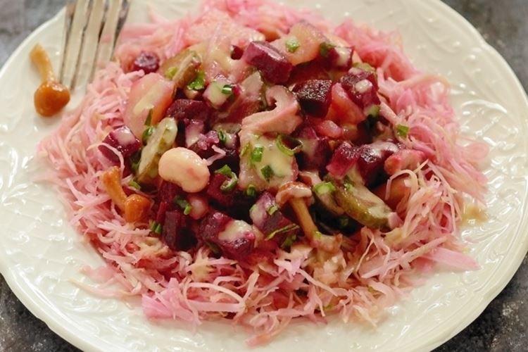 Салат с капустой и маринованными грибами