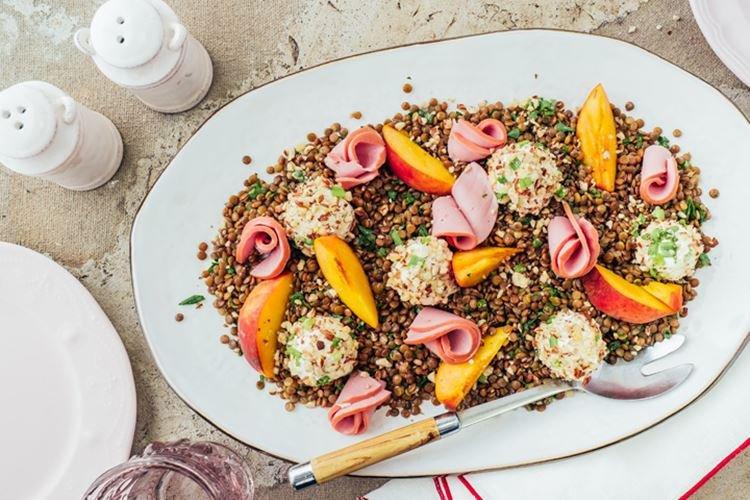 Салат с колбасой и чечевицей