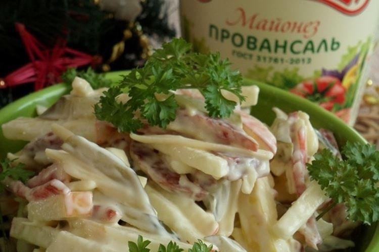 Салат с колбасой и яблоками