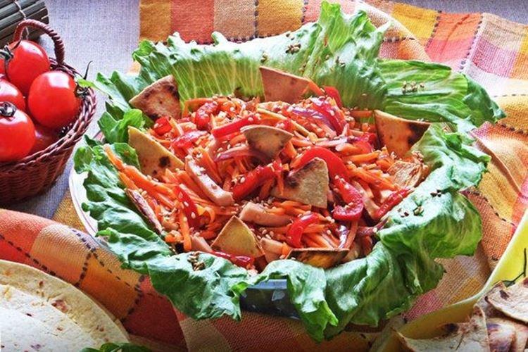 Салат с колбасой и корейской морковью