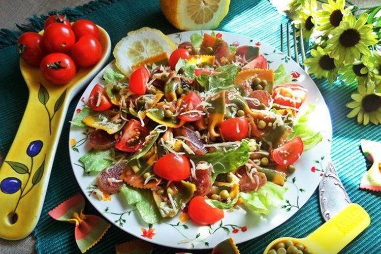 Салат с колбасой, пастой и овощами