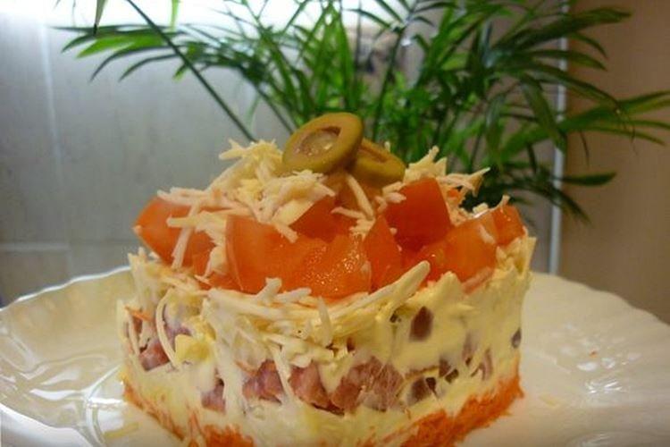 Салат с колбасой, морковью и помидорами