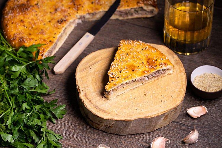 Мясной пирог из песочного теста