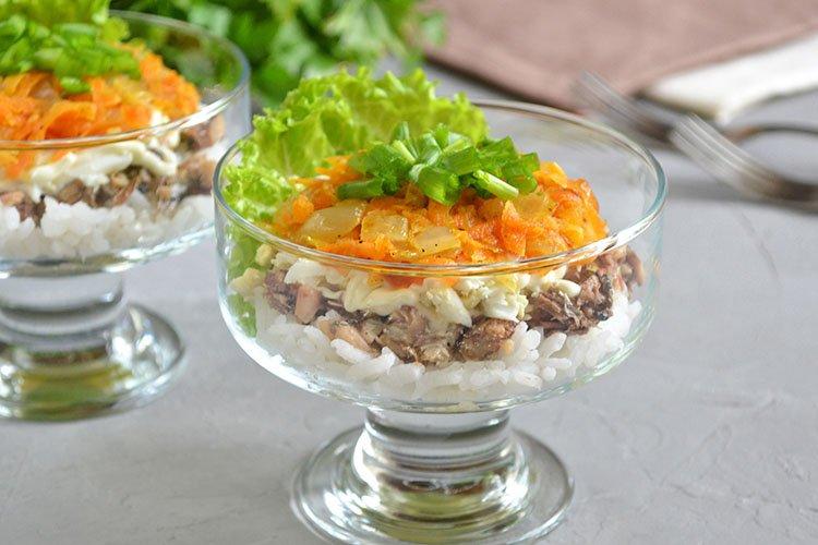 Салат из риса и копченой рыбы «Полено»