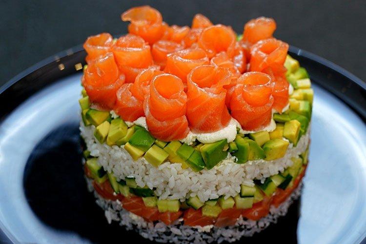 Салат с рисом и красной рыбой