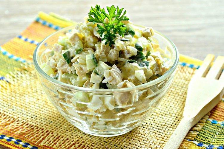 Салат с рисом и колбасой