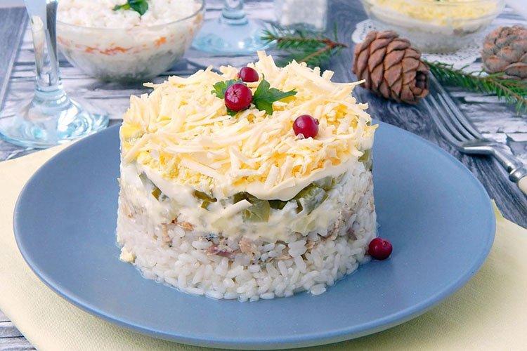 Салат из риса, сельди и киви