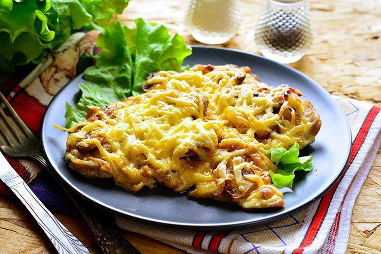 Куриные отбивные в ореховой панировке