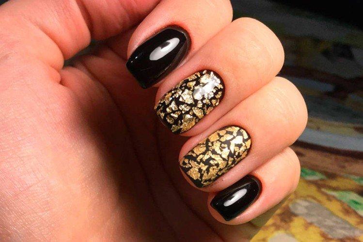 Черный маникюр с золотом